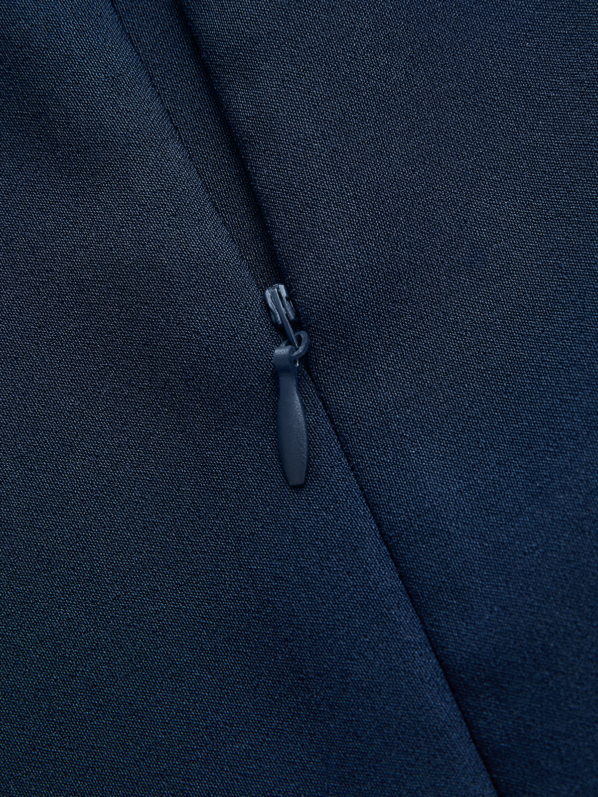 Ärmelloses, tailliertes, plissiertes Maxikleid