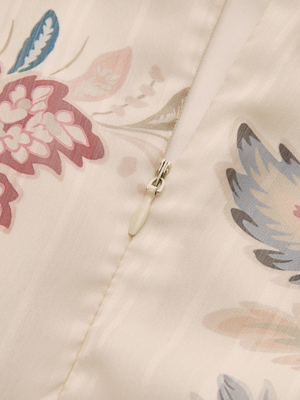 Mini-robe étagée en mousseline fleurie à volants