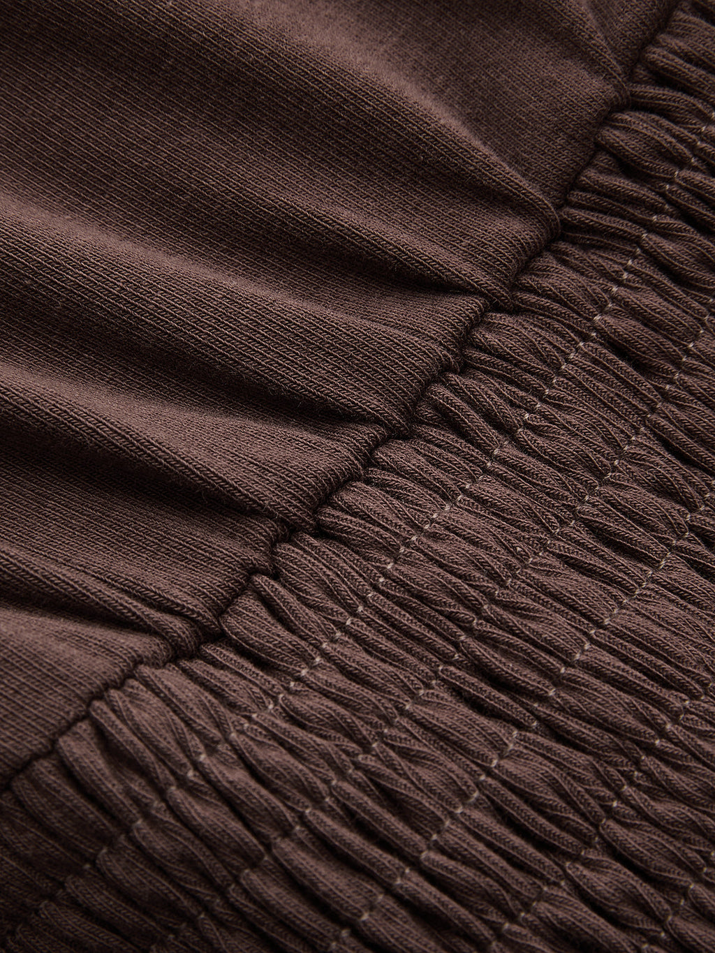 Mini-Kleid mit gesmokter Taille und einem Ärmel