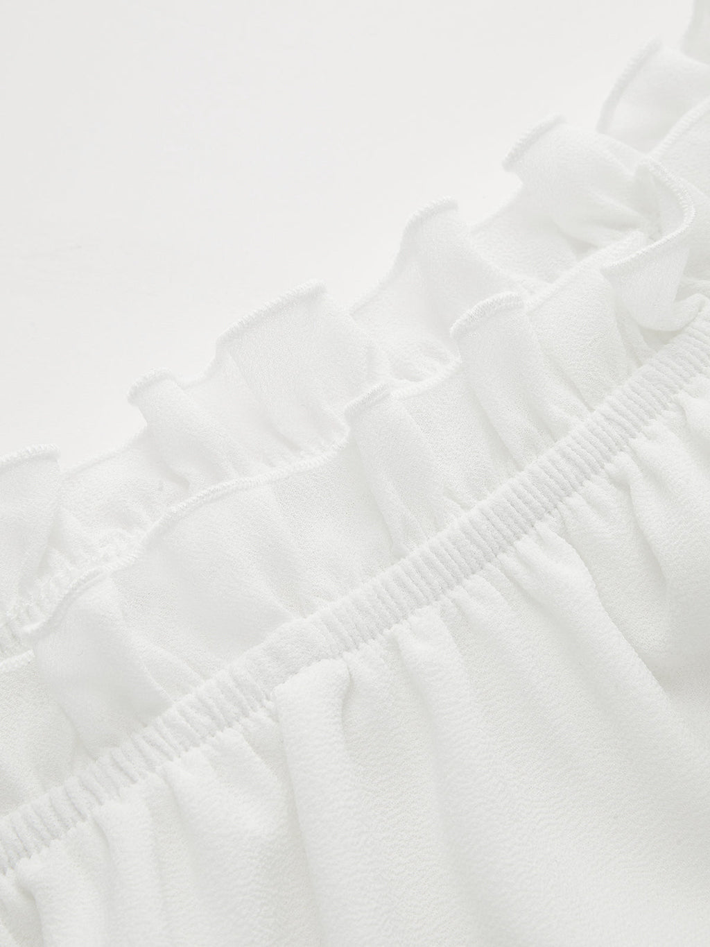 Mini-robe à épaules dénudées avec taille smockée et volants