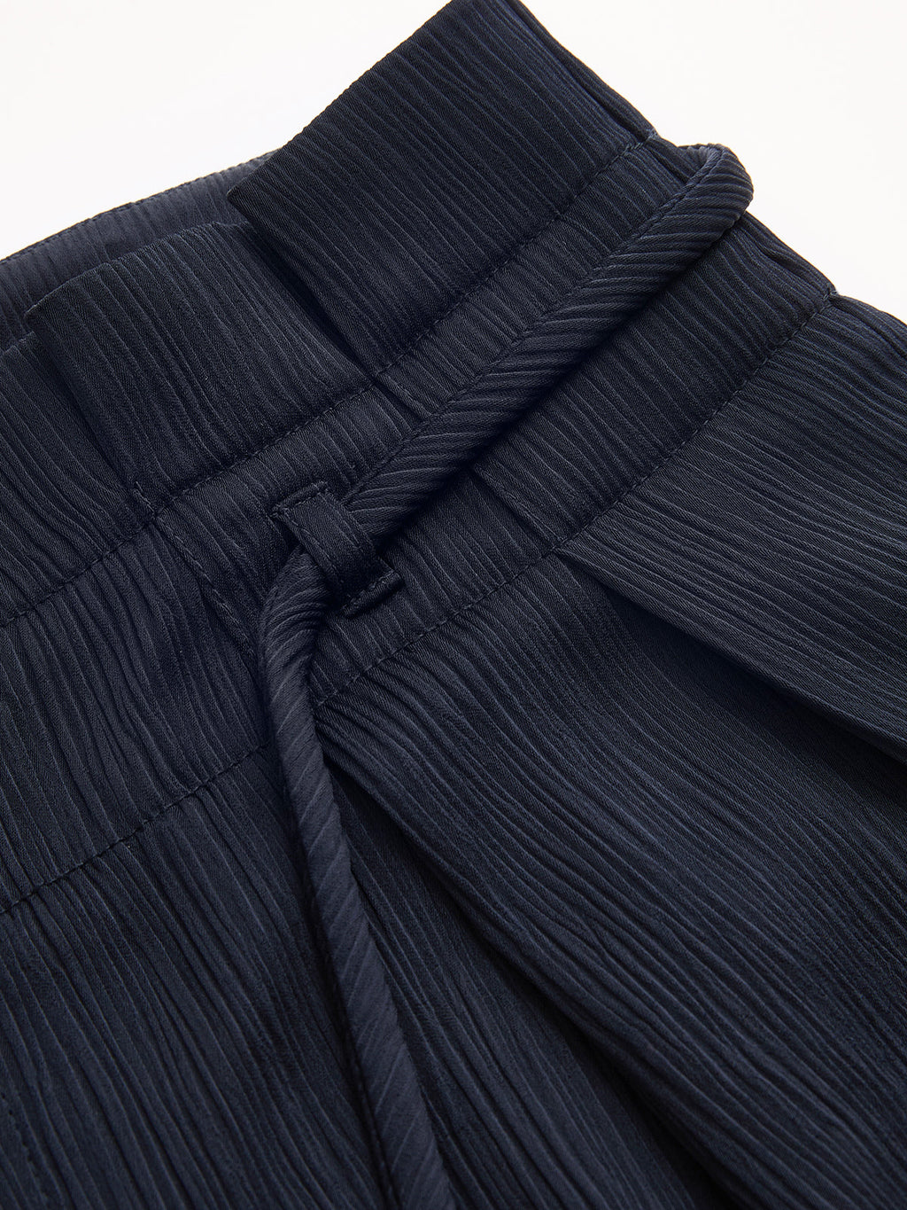 Satinhose mit Papiertütenbund und weitem Bein