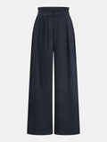 Satinhose mit Papiertütenbund und weitem Bein