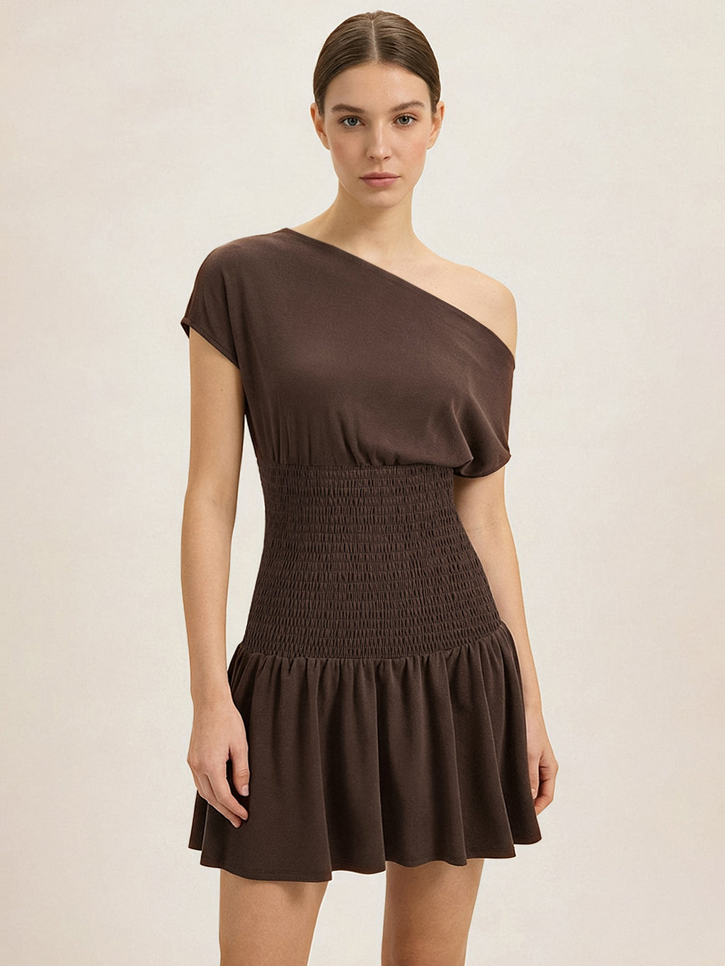 Mini-Kleid mit gesmokter Taille und einem Ärmel
