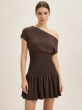 Mini-Kleid mit gesmokter Taille und einem Ärmel