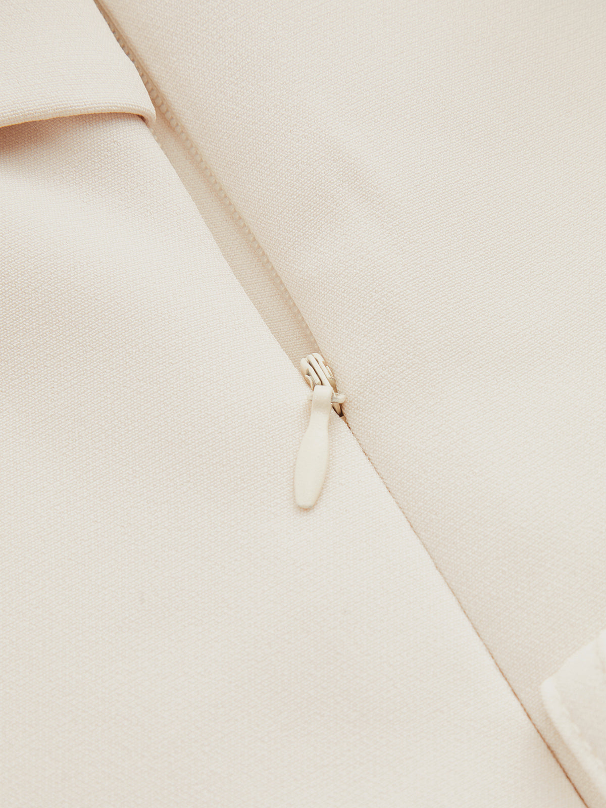 Mini-robe plissée sans manches à revers et ceinture