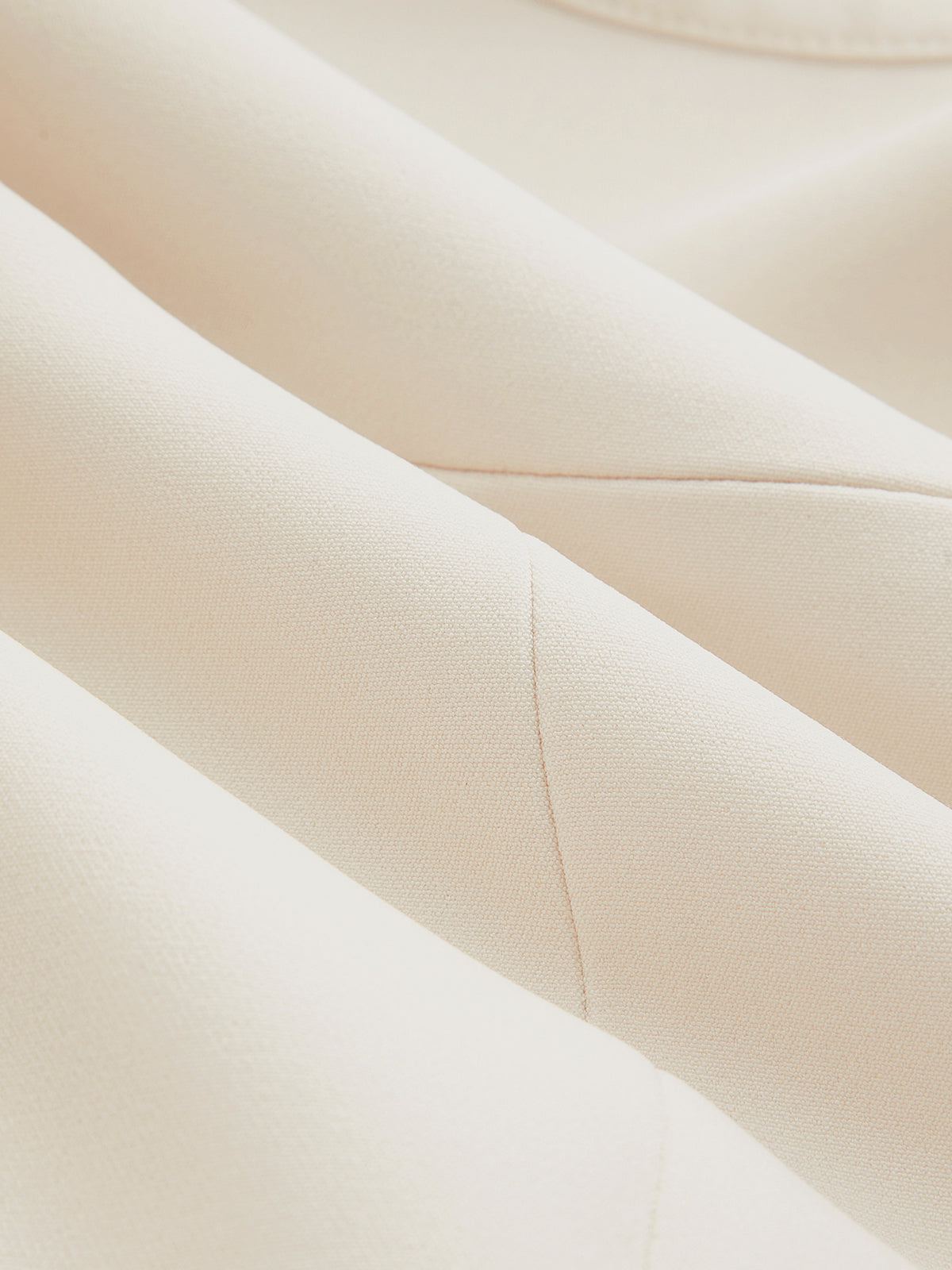 Mini-robe plissée sans manches à revers et ceinture