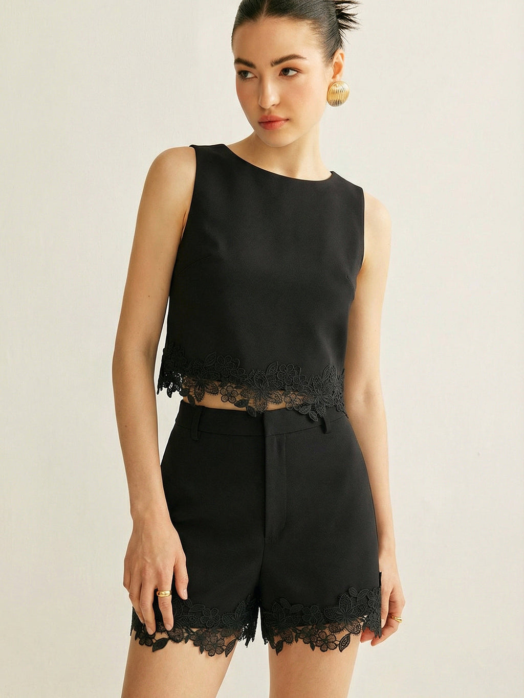 Ensemble crop top sans manches bordé de dentelle et short