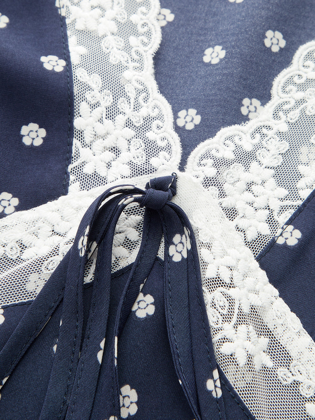 Maxikleid mit Blumenmuster-Spitze und V-Ausschnitt