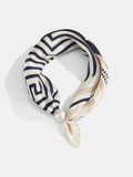 Foulard à Imprimé Géométrique et Fermoir en Perles