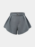 Short plissé ajusté avec ceinture