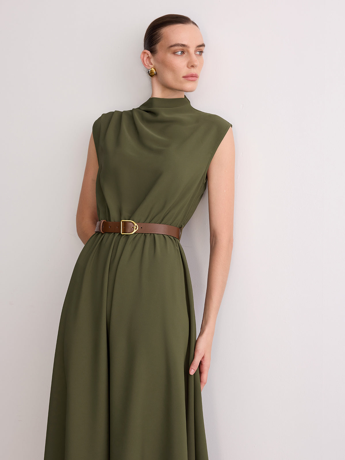 Robe longue sans manches à col montant et ceinture
