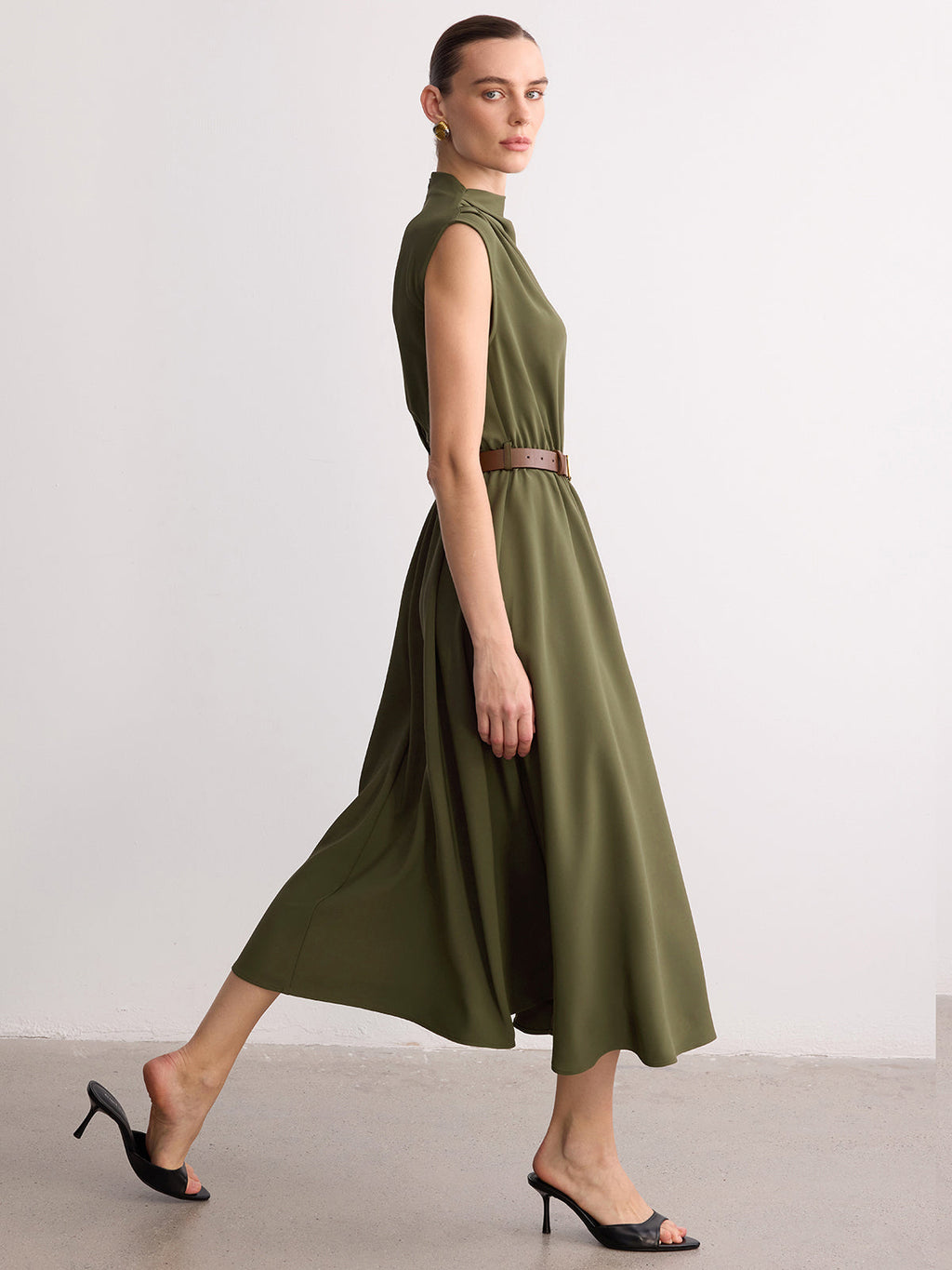 Ärmelloses hochgeschlossenes Maxikleid mit Gürtel