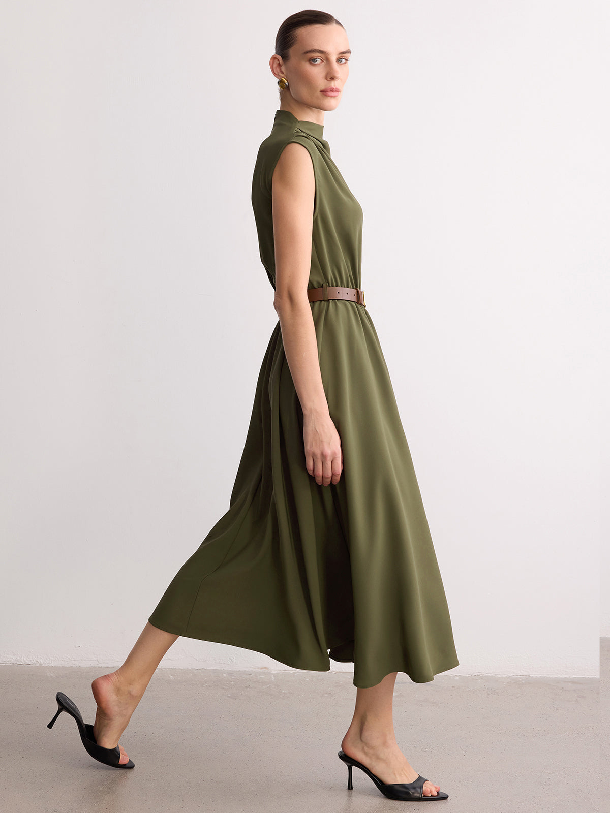 Robe longue sans manches à col montant et ceinture