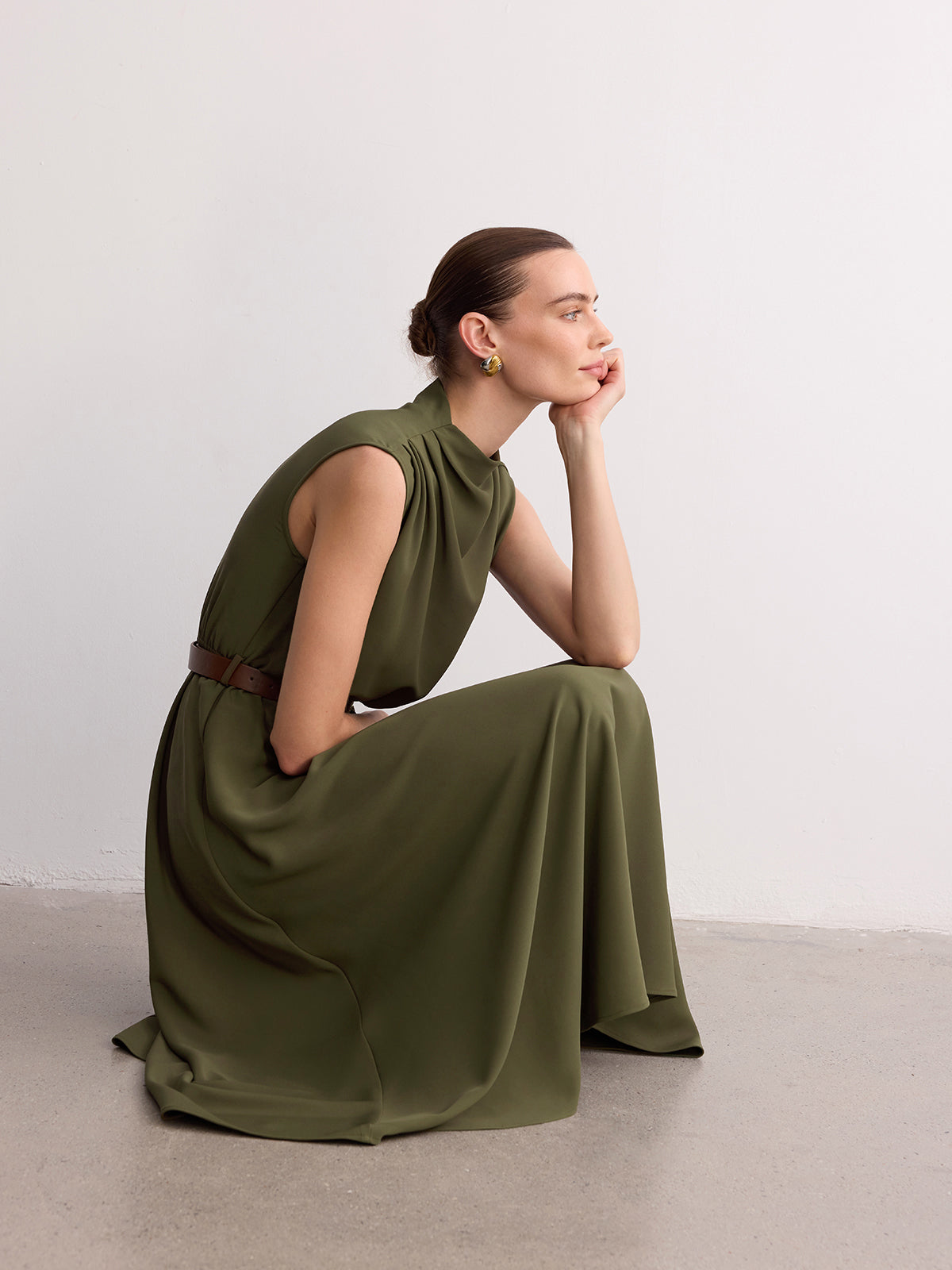 Robe longue sans manches à col montant et ceinture