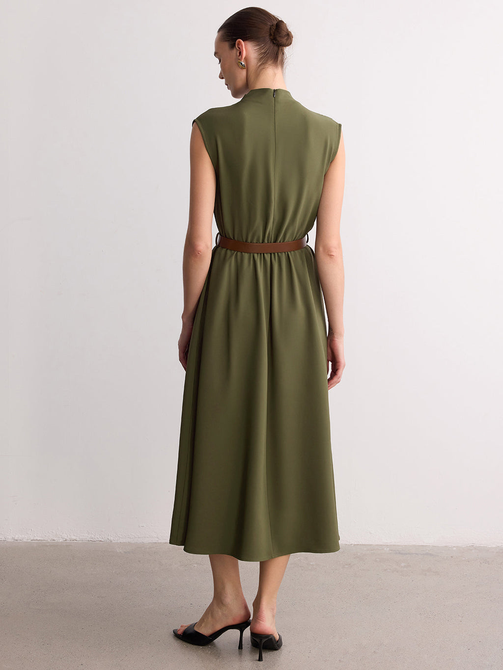 Ärmelloses hochgeschlossenes Maxikleid mit Gürtel