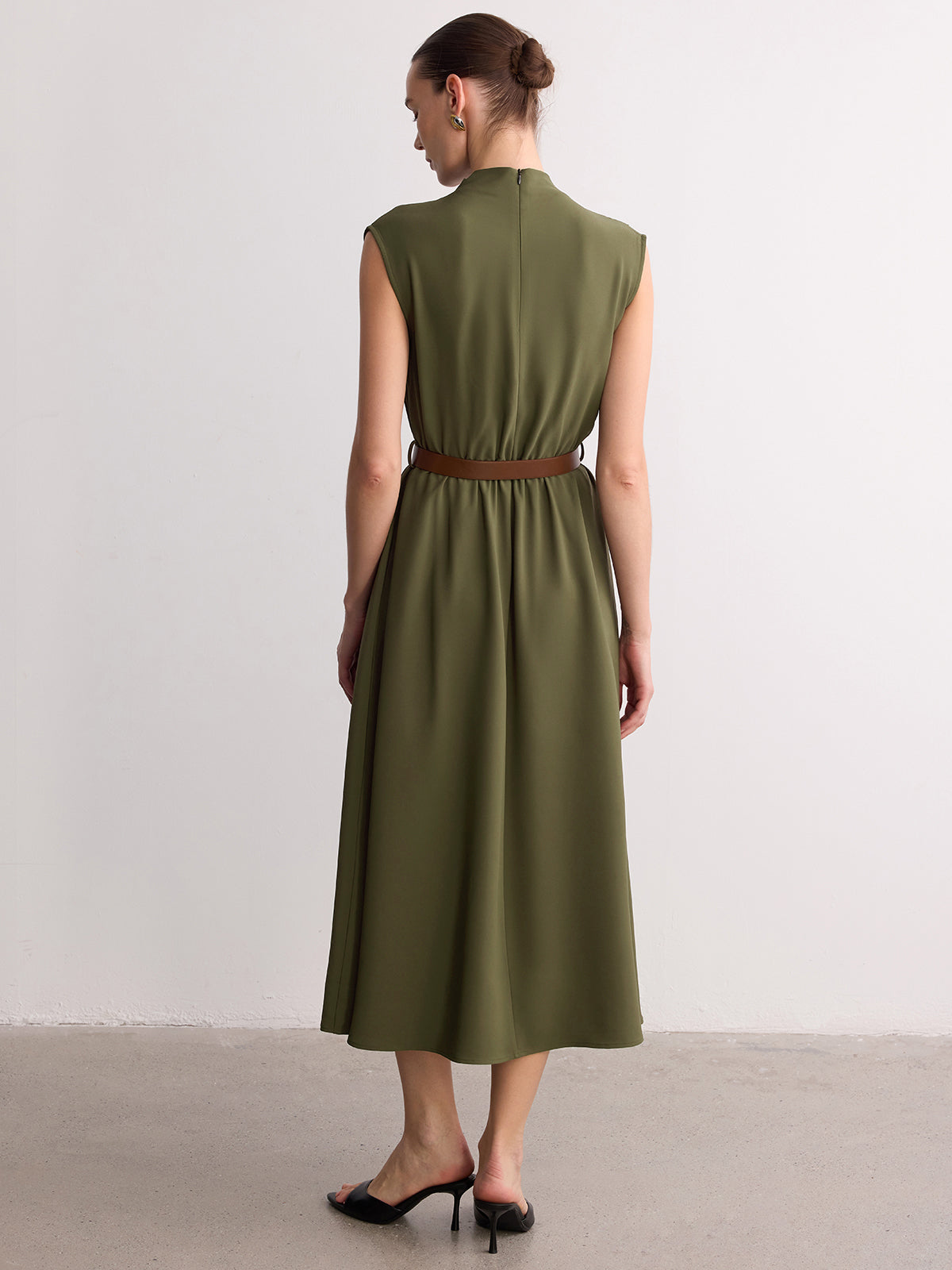 Robe longue sans manches à col montant et ceinture