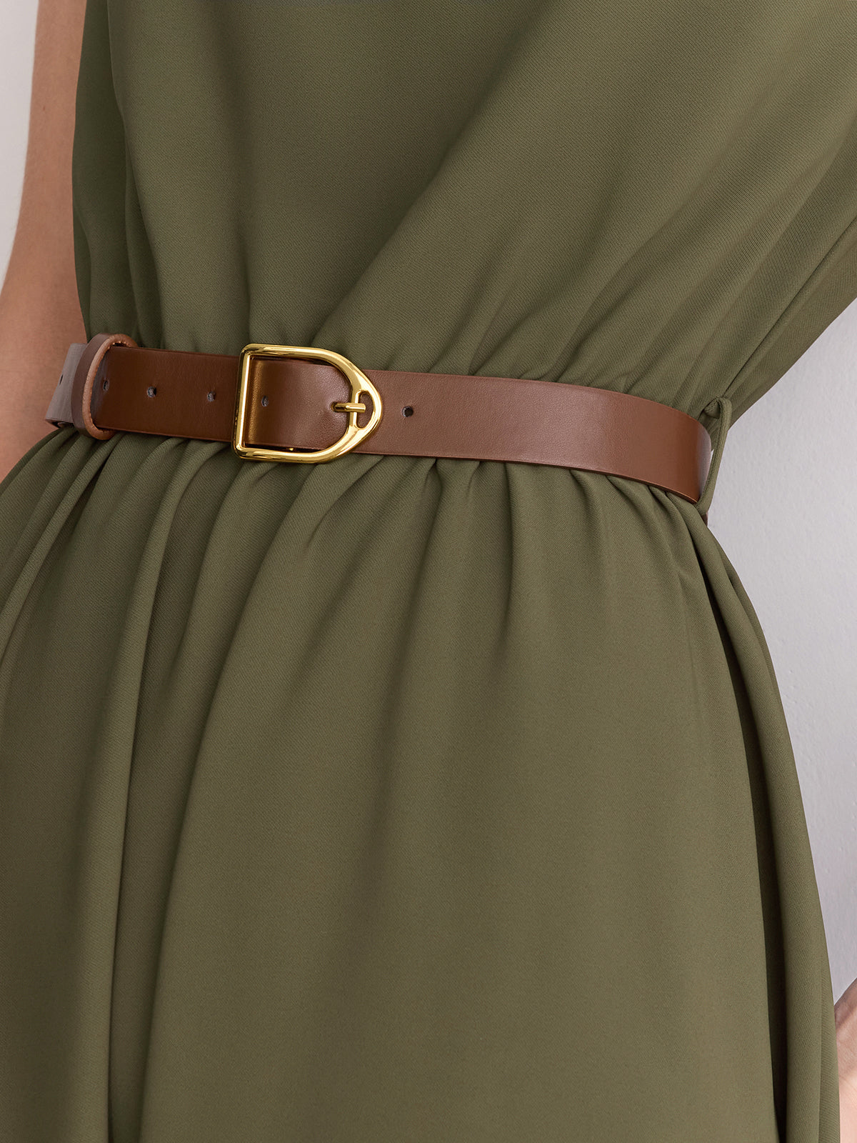 Robe longue sans manches à col montant et ceinture