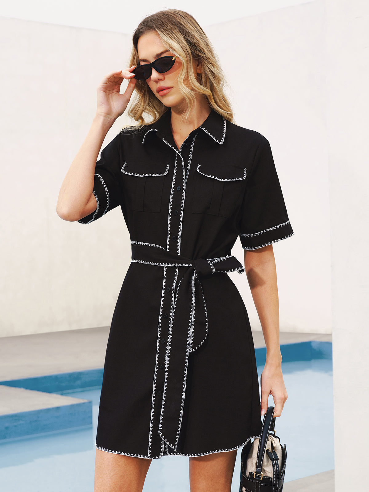 Robe chemise ceinturée à surpiqûres contrastantes