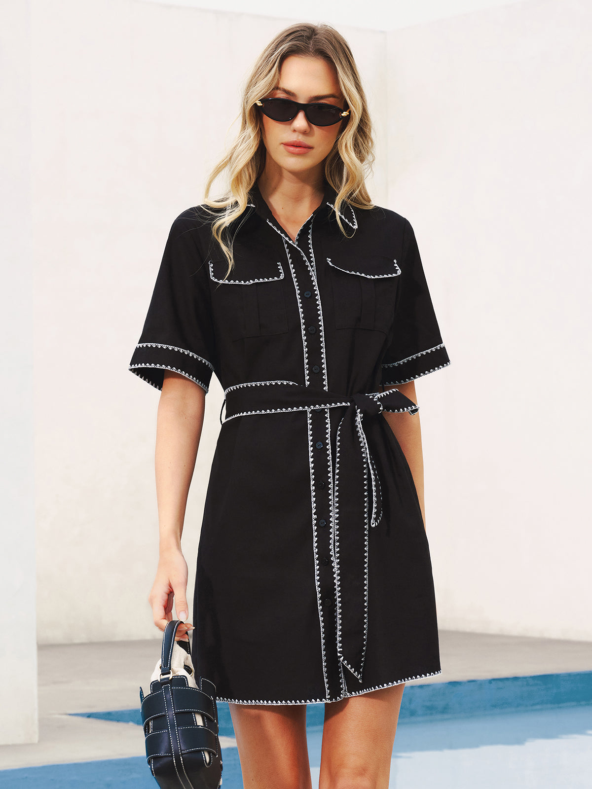 Hemdkleid mit Kontrastnähten und Gürtel