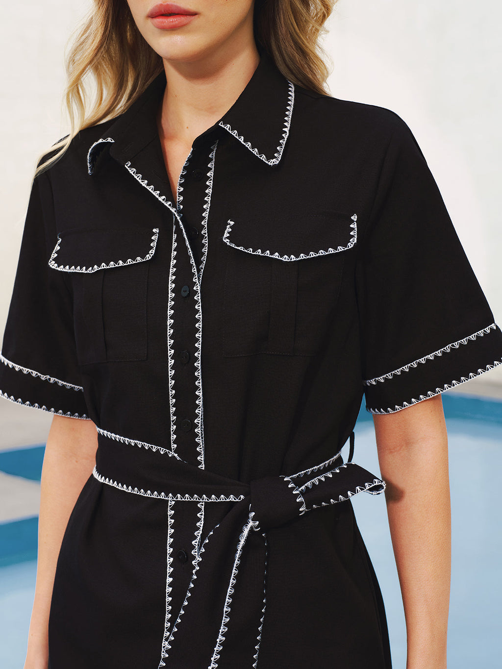 Robe chemise ceinturée à surpiqûres contrastantes