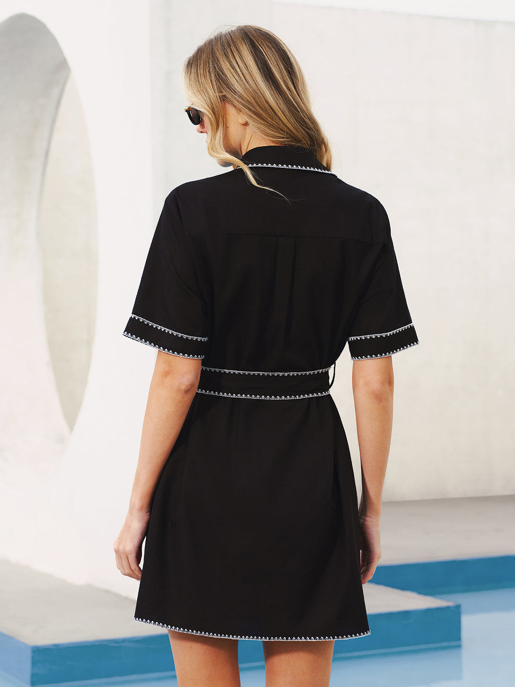 Robe chemise ceinturée à surpiqûres contrastantes