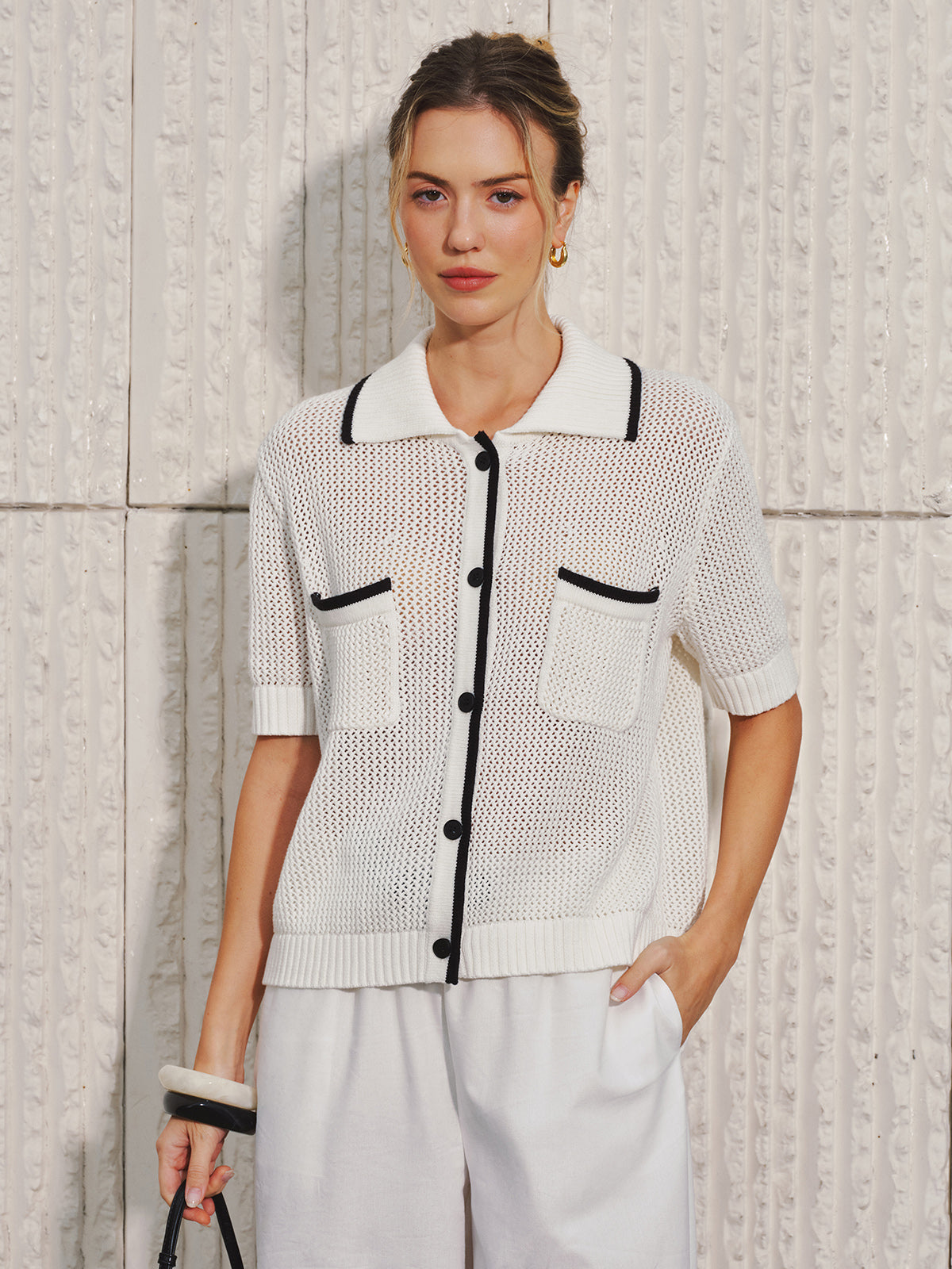 Strickjacke mit Kragen, Kontrastbesatz und Lochmuster