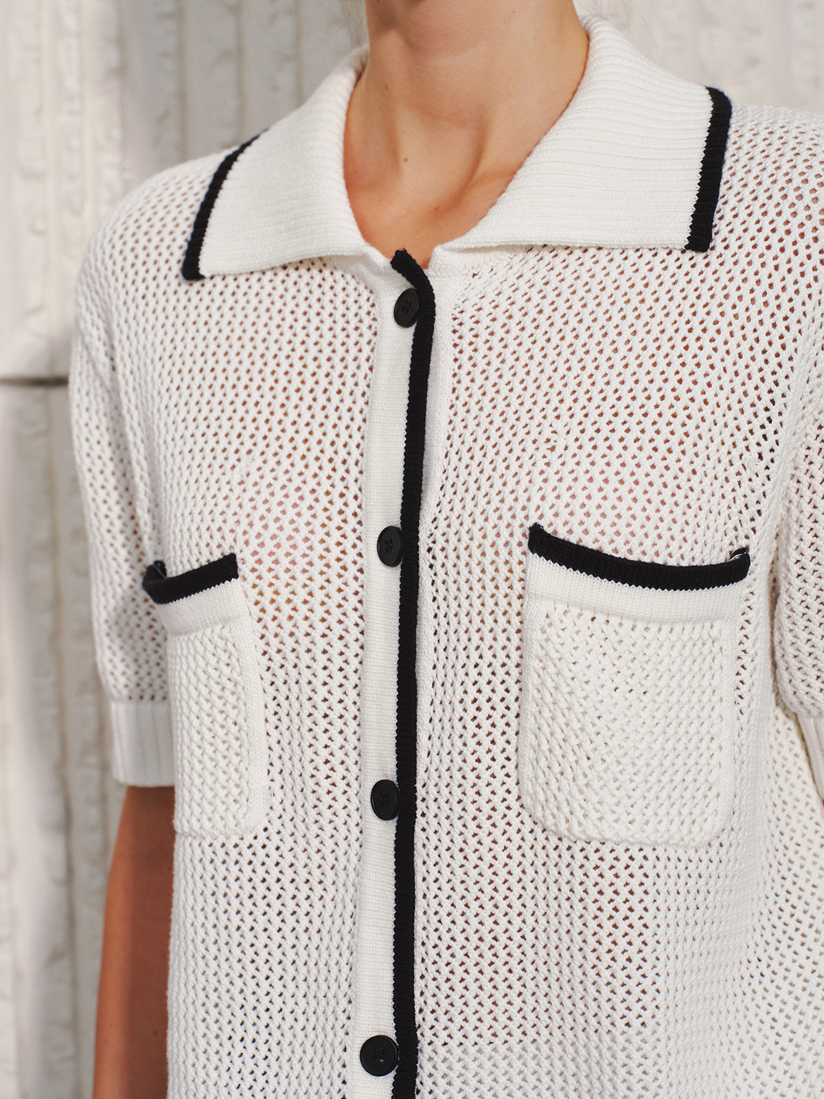 Strickjacke mit Kragen, Kontrastbesatz und Lochmuster