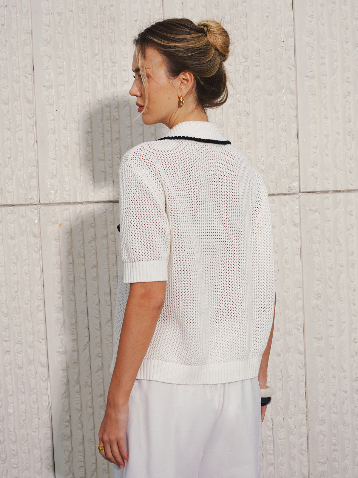 Strickjacke mit Kragen, Kontrastbesatz und Lochmuster