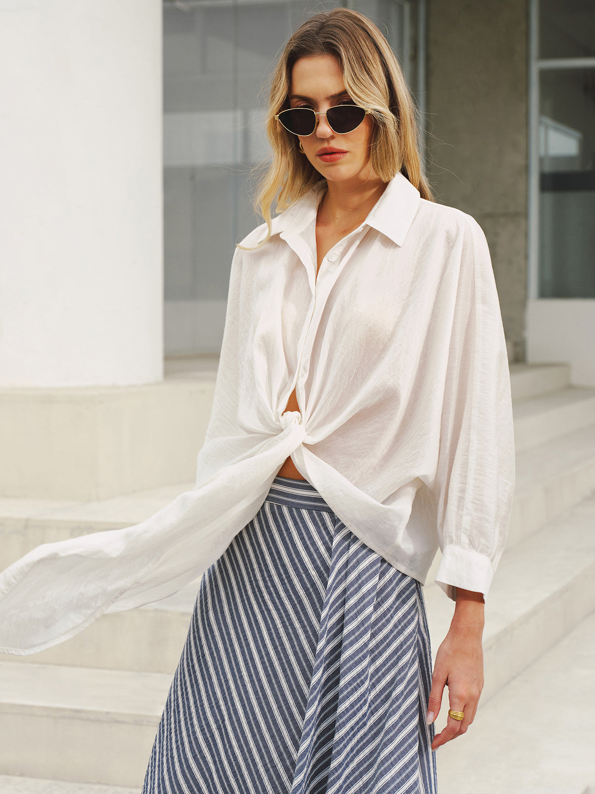 Twist-Front Bluse mit Ballonärmeln und Knopfleiste