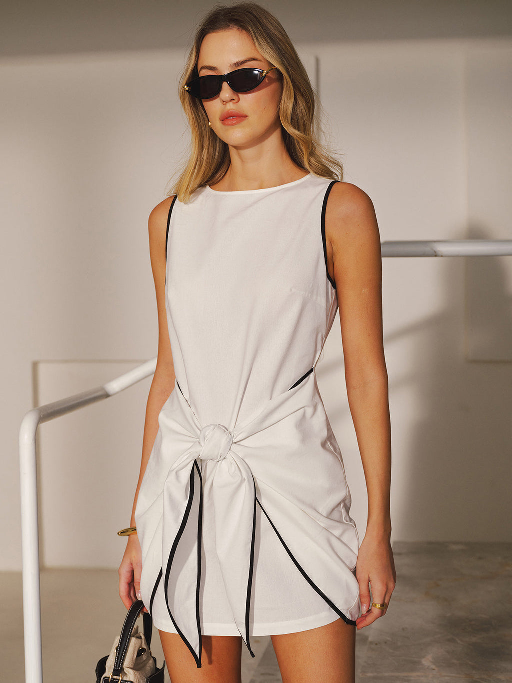 Mini-robe sans manches en coton et lin avec nœud à la taille