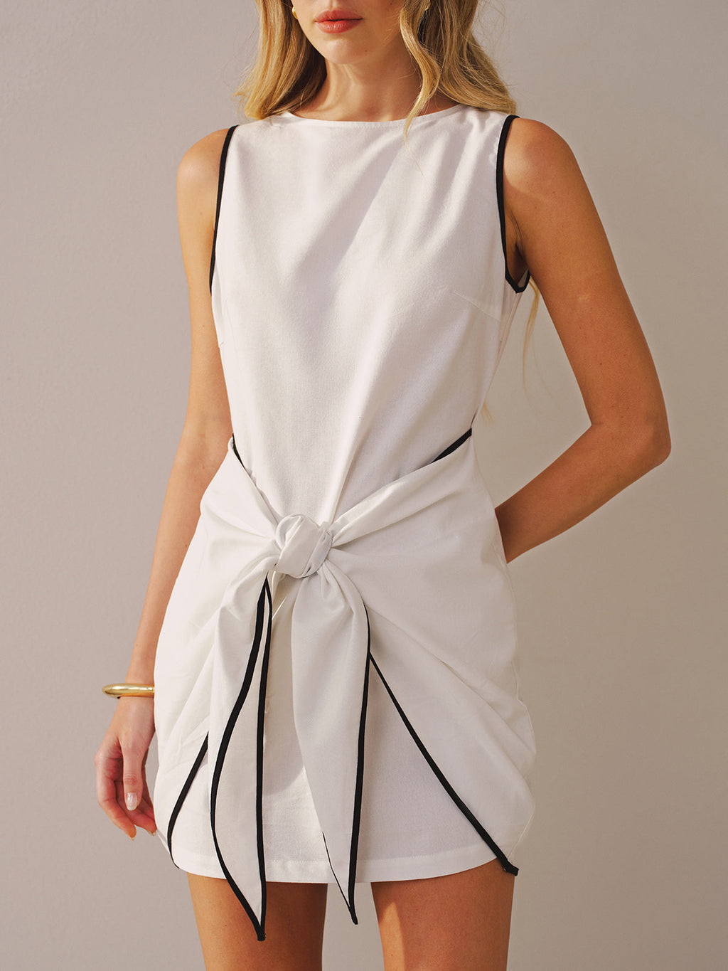 Mini-robe sans manches en coton et lin avec nœud à la taille