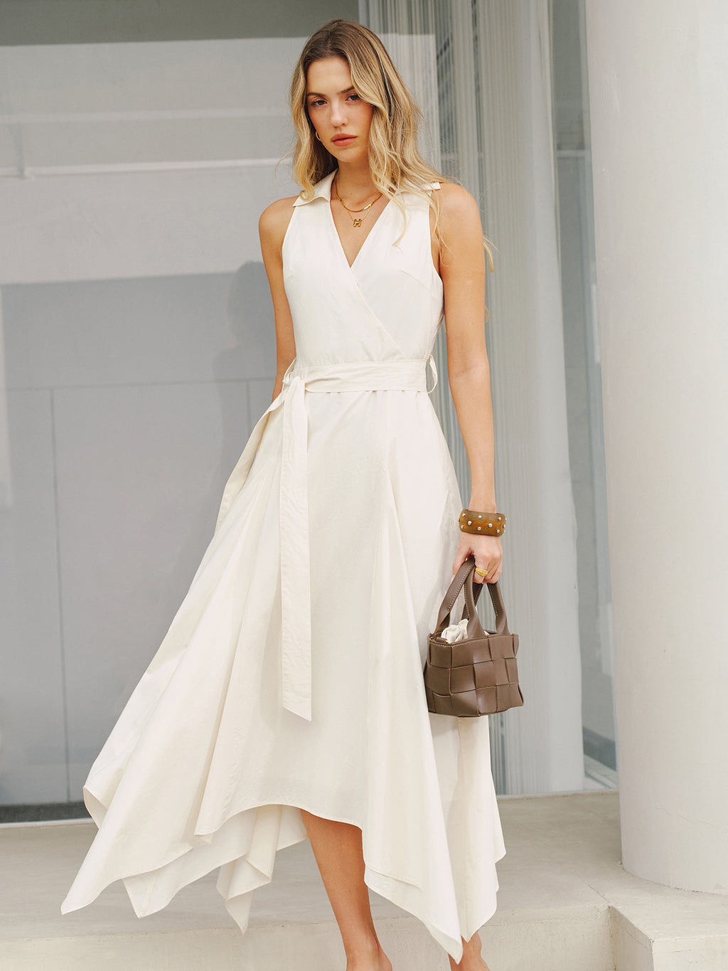 Robe longue sans manches ceinturée avec détails de poches