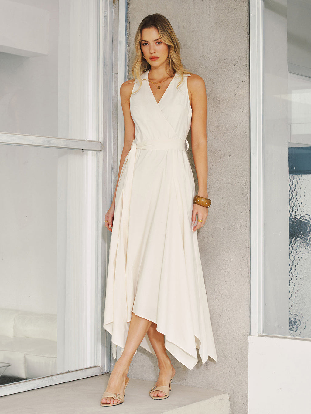 Robe longue sans manches ceinturée avec détails de poches