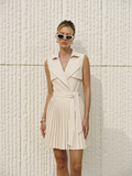 Mini-robe plissée sans manches à revers et ceinture