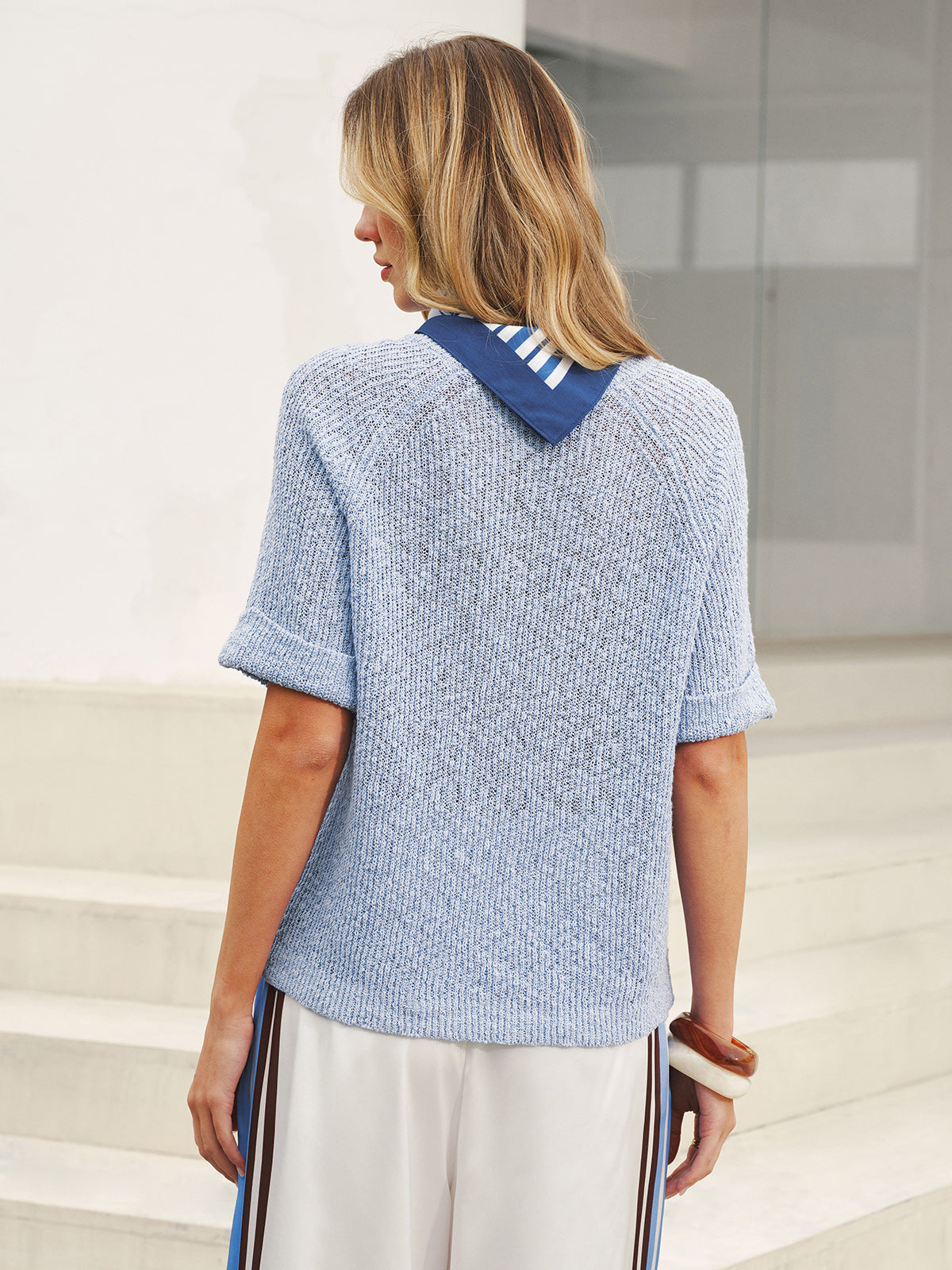Pull à manches courtes en maille ajourée avec écharpe rayée