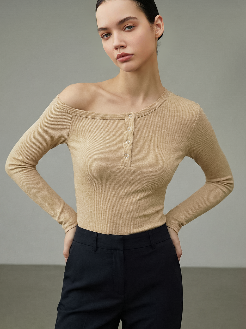 Haut Henley en maille côtelée asymétrique à épaules dénudées