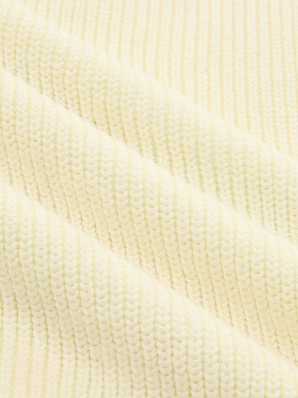 Gerippte Strickweste mit floraler 3D-Applikation