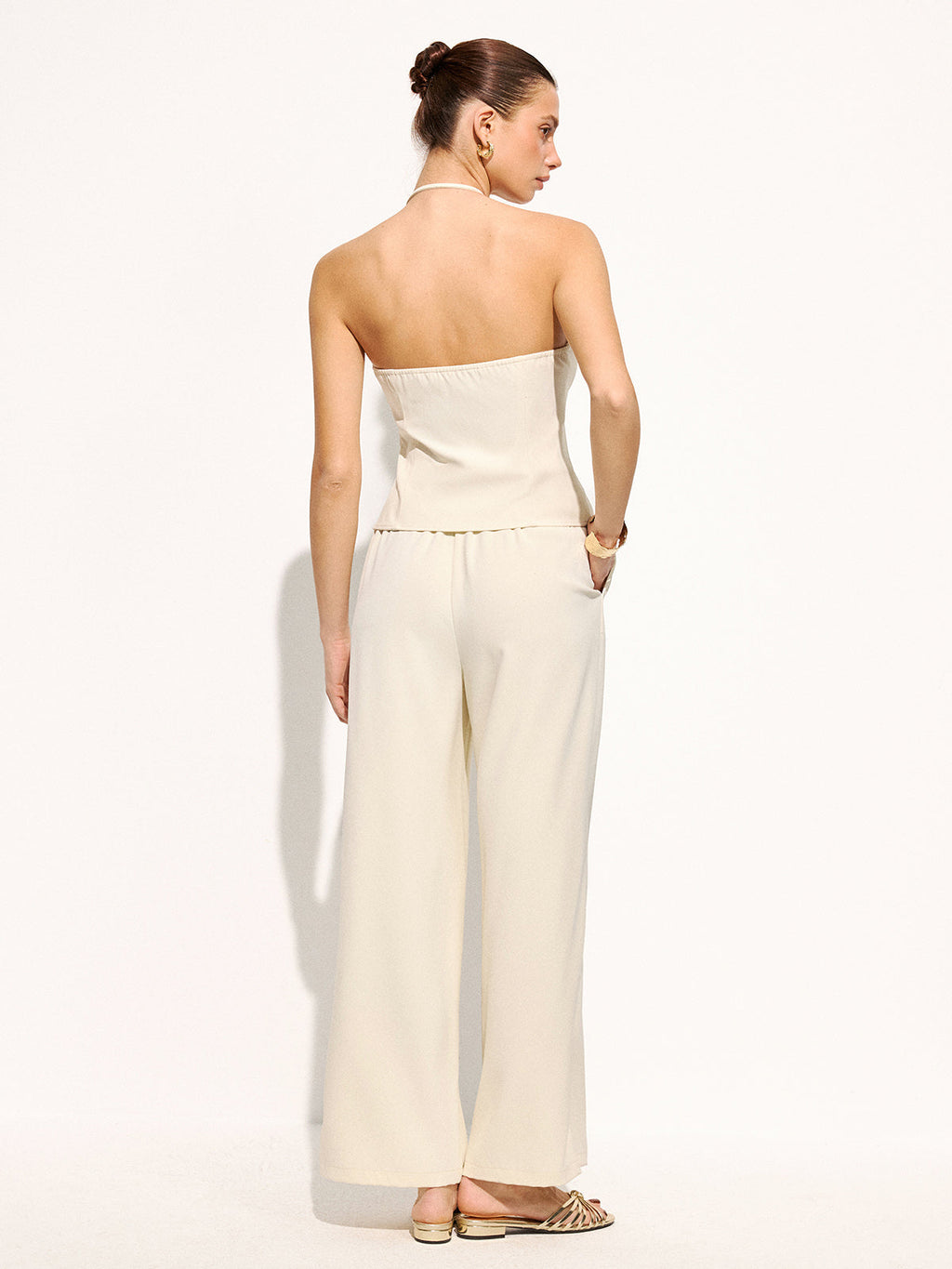 Ensemble top asymétrique à dos nu et pantalon, orné de perles