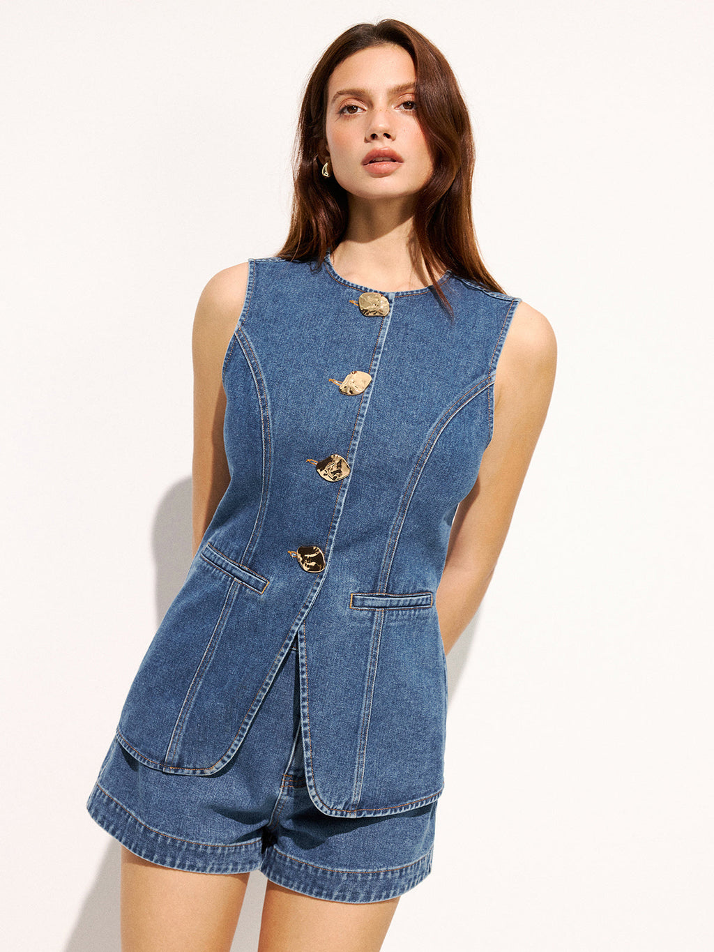 Ärmelloses Denim-Oberteil mit großen Knöpfen und Shorts-Set