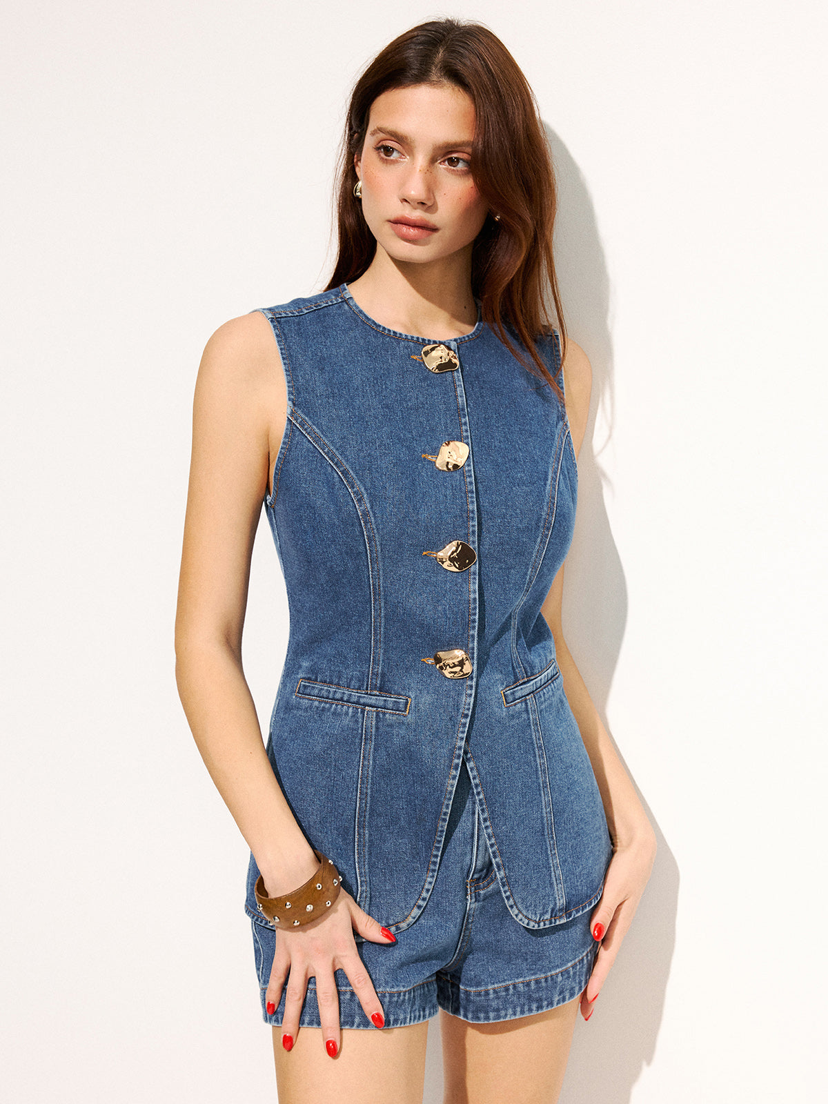 Ärmelloses Denim-Oberteil mit großen Knöpfen und Shorts-Set