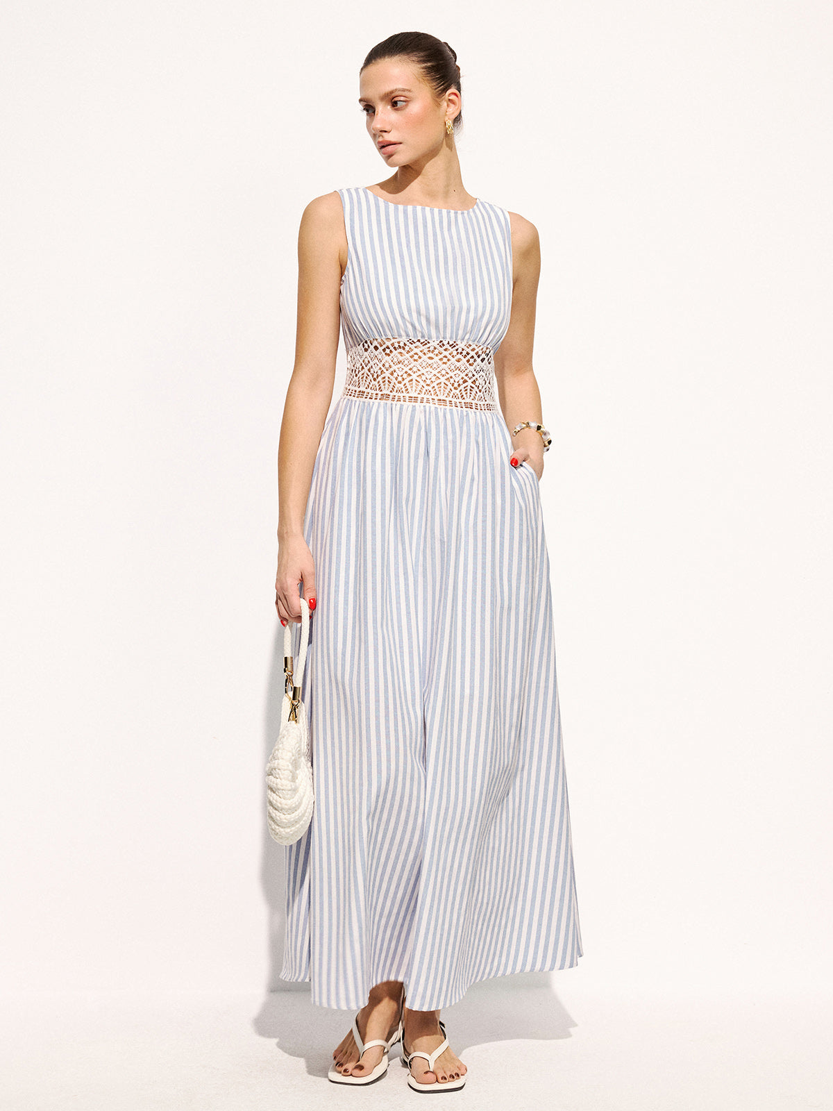 Gestreiftes ärmelloses Maxi-Kleid mit Spitzentaille