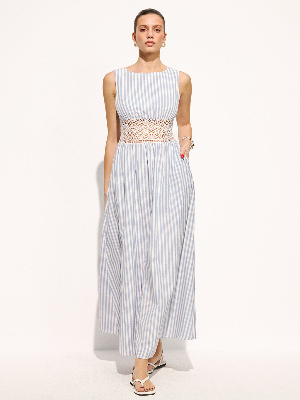 Gestreiftes ärmelloses Maxi-Kleid mit Spitzentaille