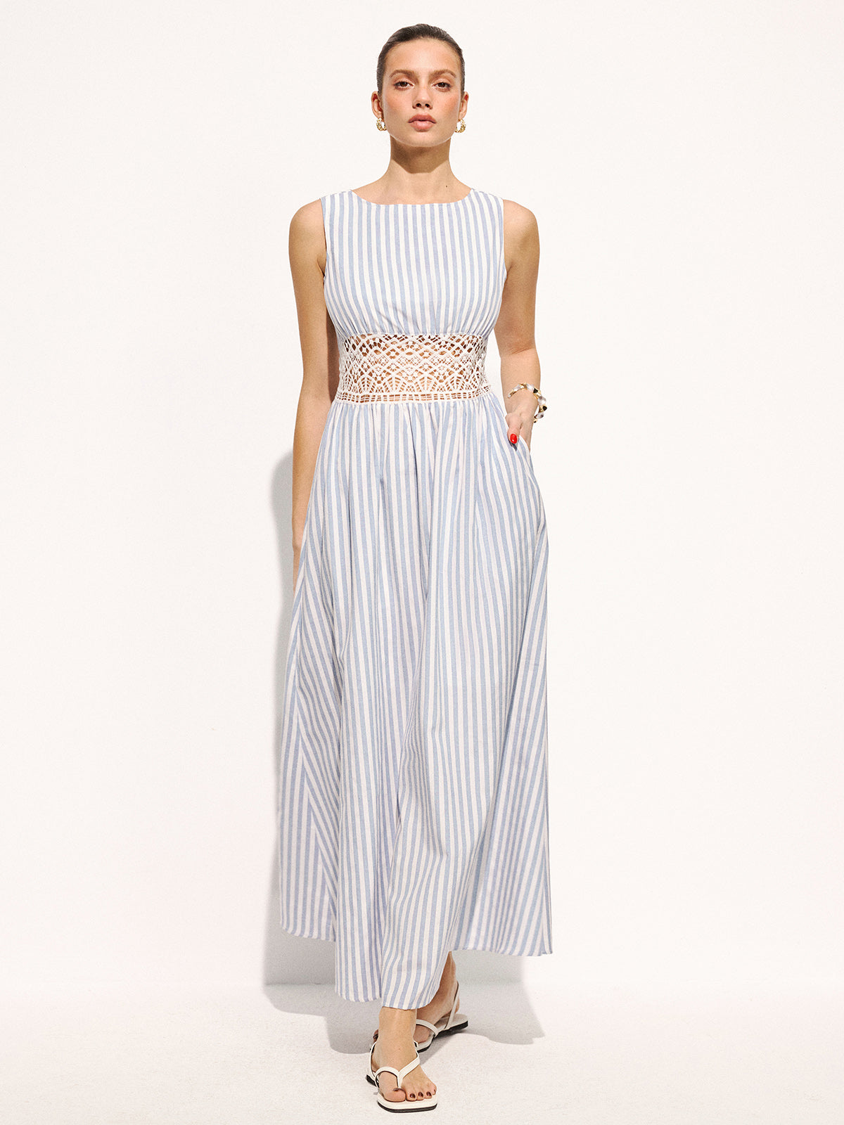 Gestreiftes ärmelloses Maxi-Kleid mit Spitzentaille