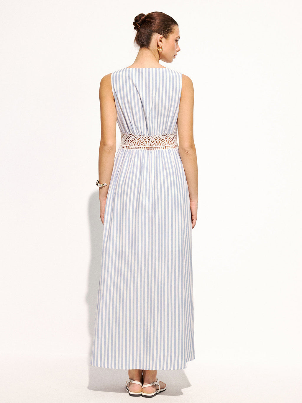 Gestreiftes ärmelloses Maxi-Kleid mit Spitzentaille
