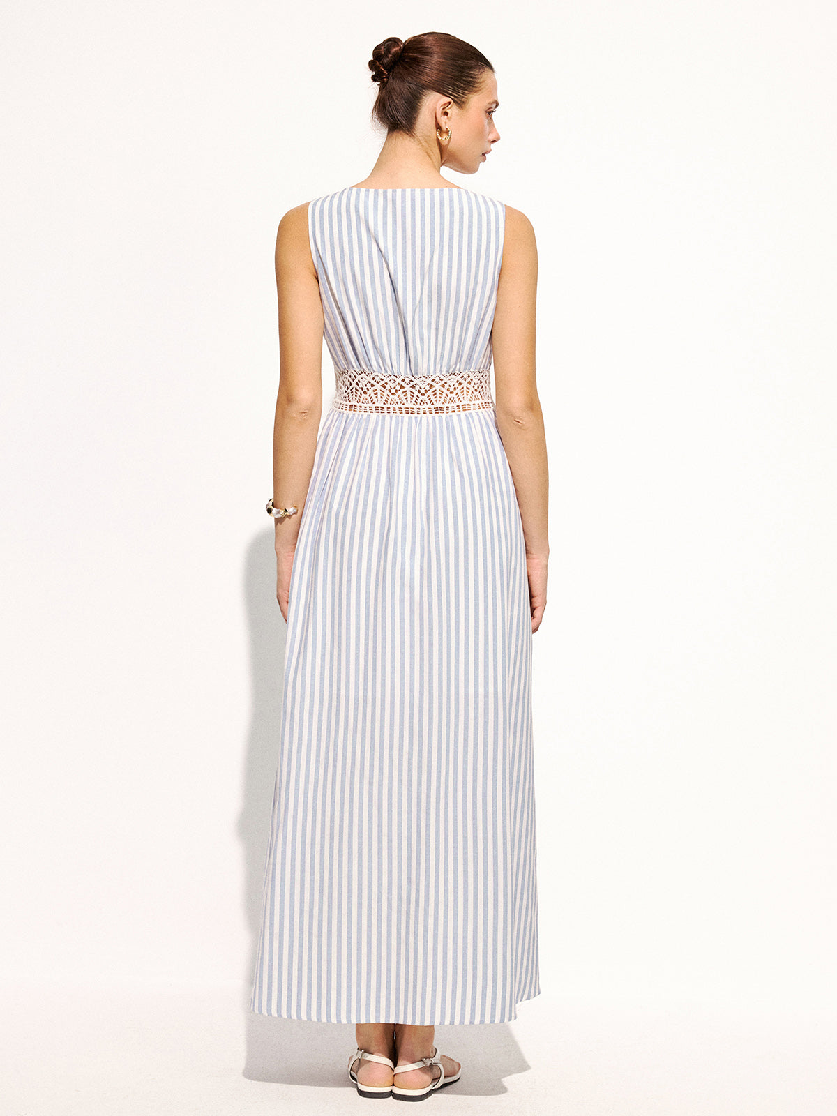 Gestreiftes ärmelloses Maxi-Kleid mit Spitzentaille