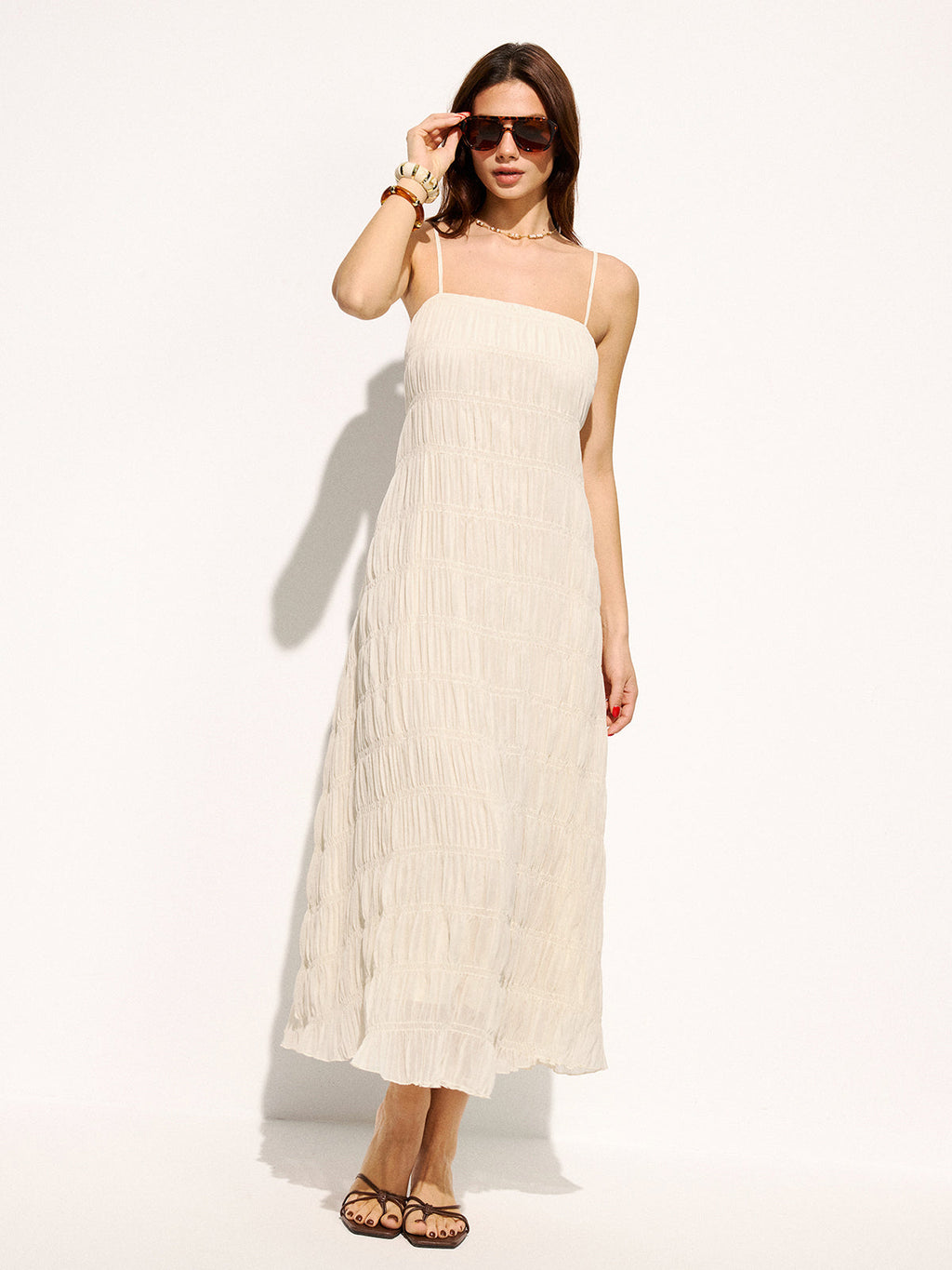 Robe longue à fines bretelles, smocks et étages