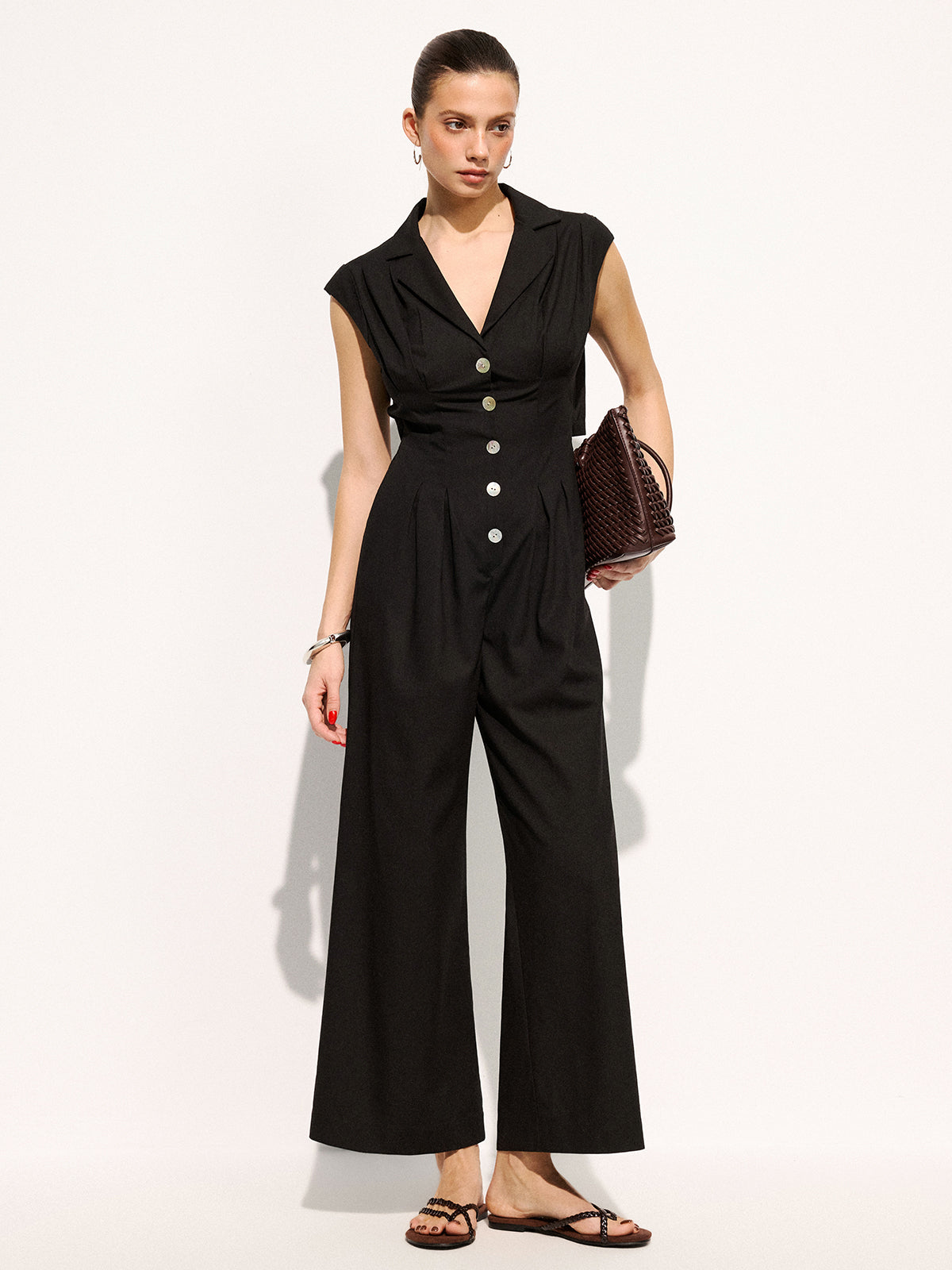 Ärmelloser Leinenmisch-Jumpsuit mit Revers und weitem Bein