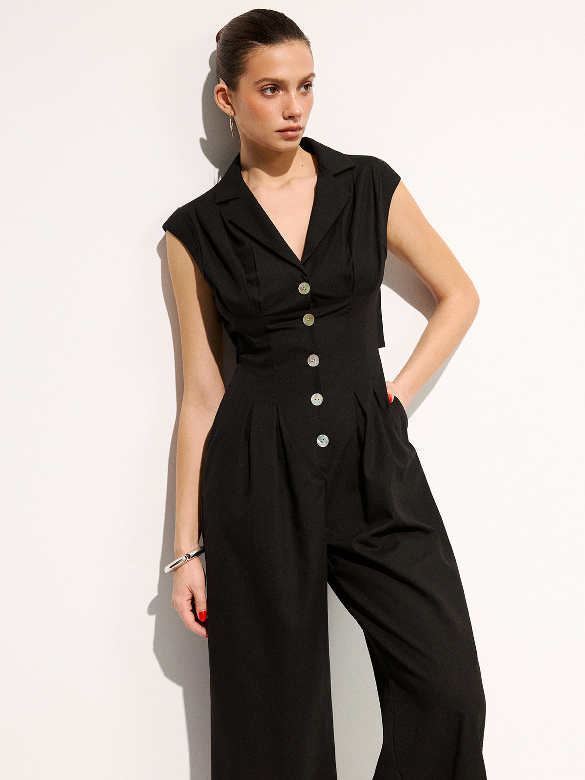 Ärmelloser Leinenmisch-Jumpsuit mit Revers und weitem Bein