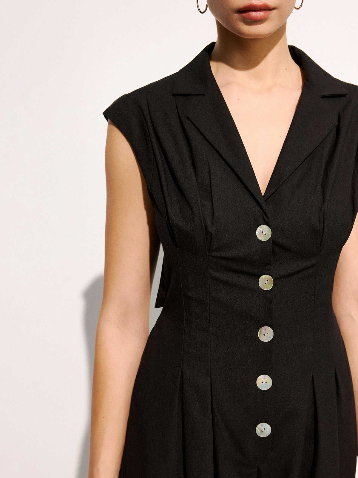 Ärmelloser Leinenmisch-Jumpsuit mit Revers und weitem Bein