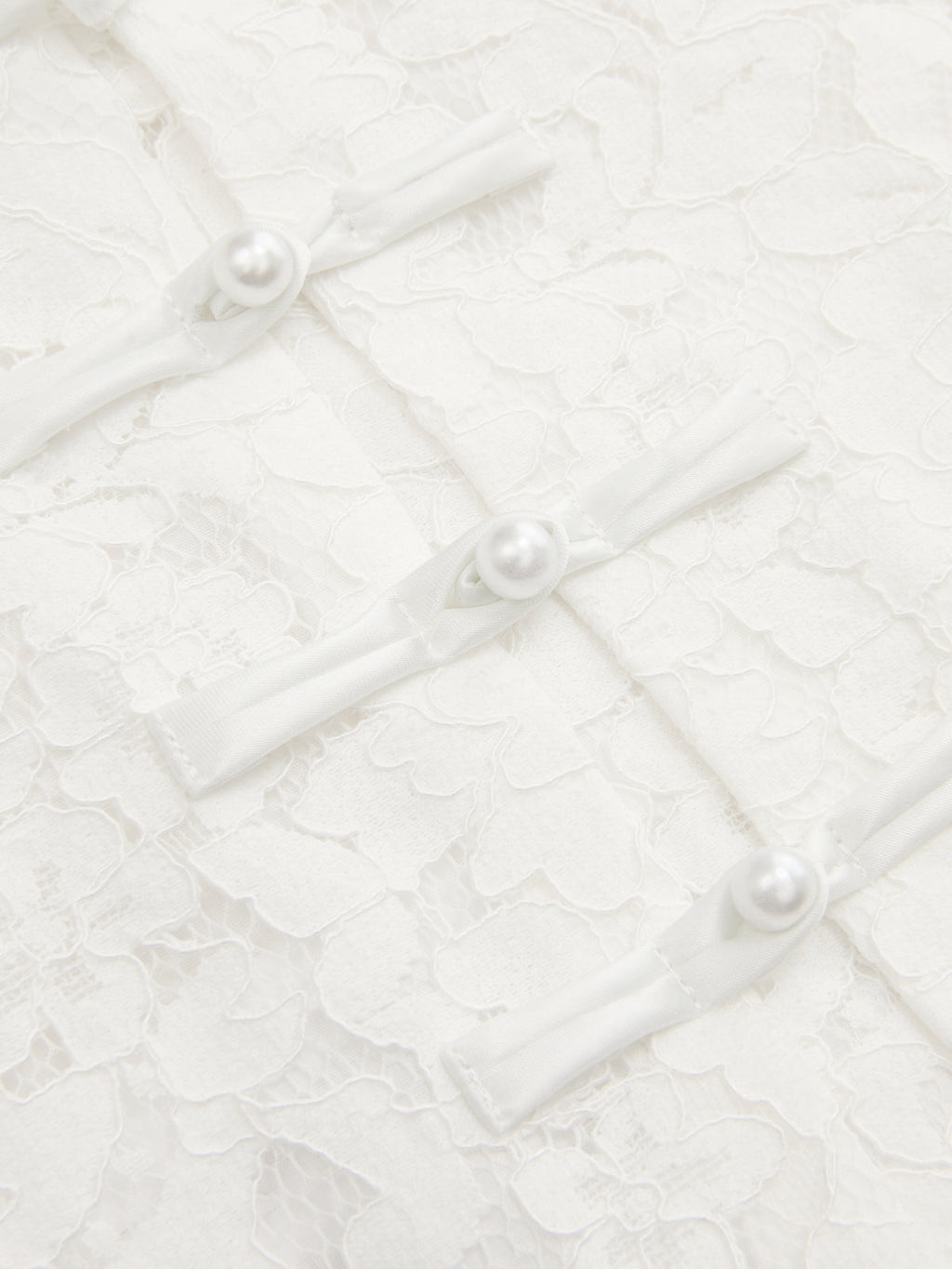 Mini-jupe asymétrique en dentelle et perles